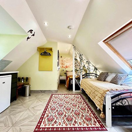 Forest Studio Apartment Gated Parking On 2 Acres Garden تشيسلهورست المظهر الخارجي الصورة
